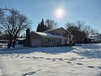 Building Photo - Charming 3 Bedroom Home