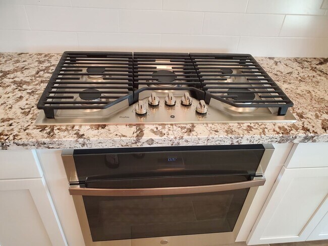 Building Photo - Next Gen Home with main house and guess unit in Spring lake Area