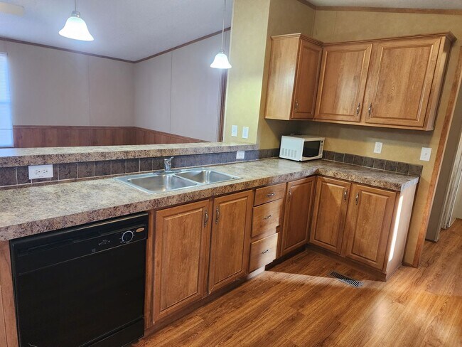 Building Photo - 306 E Spruce St