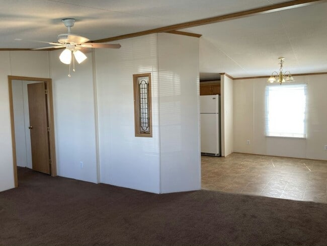 Building Photo - 889 Fernwood Dr