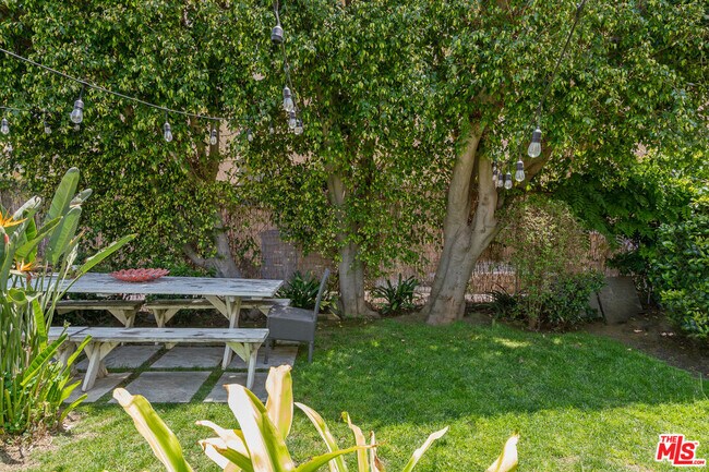 Building Photo - 917 7th St