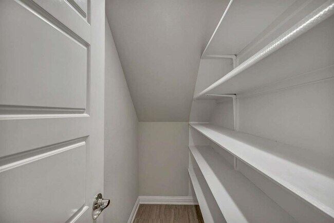 Building Photo - 13800 Lyndhurst St