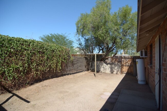 Building Photo - Remodeled 1 Bedroom 1 Bath House! Central Tucson Location!
