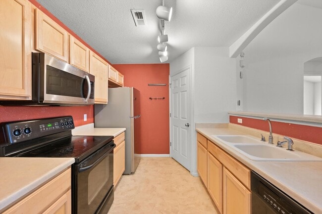 Building Photo - Beautiful 2 Bed 2 Bath Condo near Parkfield Lake Park!