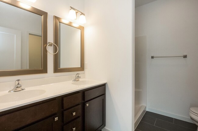 Building Photo - 4 bed/3 bath home East Side IC Easy Commut...