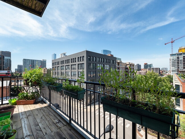 Building Photo - 616 W Fulton St