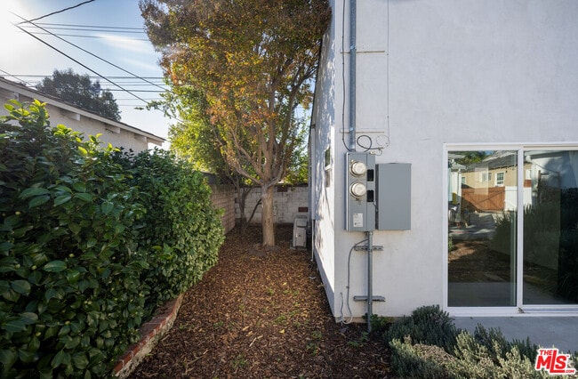 Building Photo - 6461 Whitman Ave