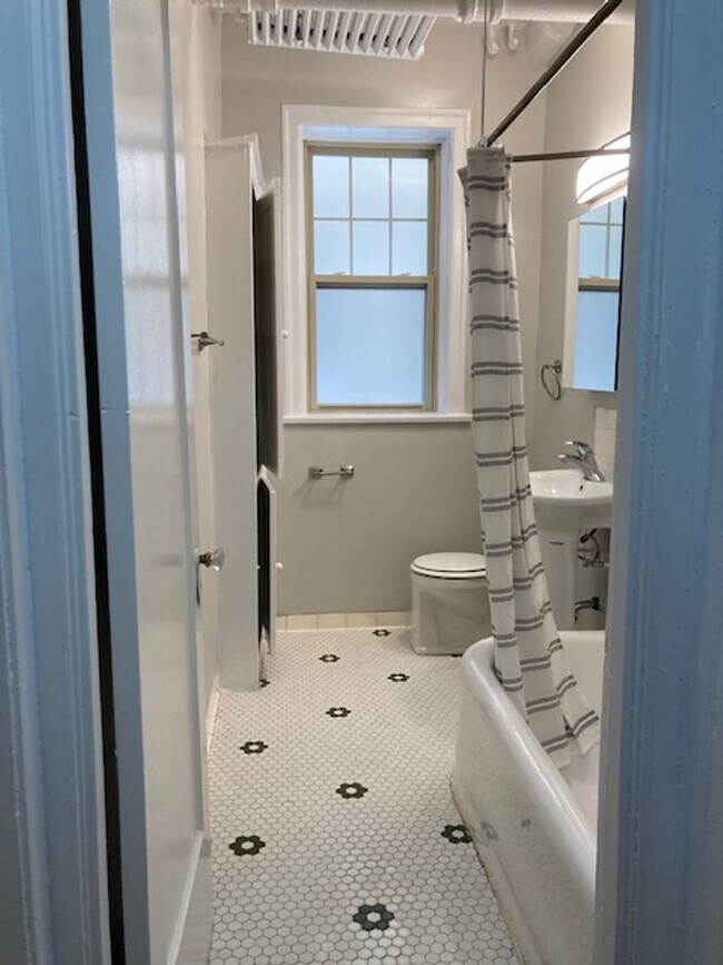 Building Photo - East Rogers Park One Bedroom