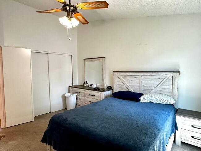 Building Photo - UPDATED 3 BEDROOM 2 BATHROOM CONVENIENTLY ...