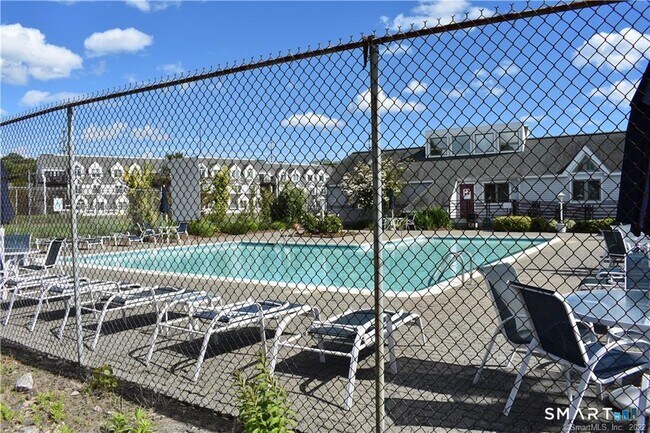 Building Photo - 735 Popes Island Rd
