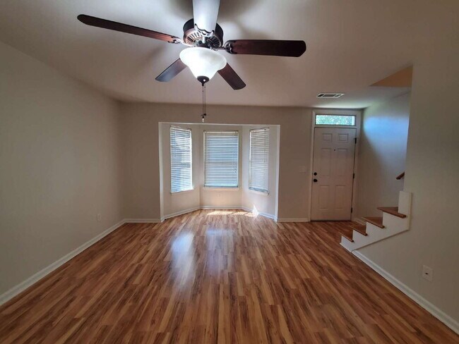 Building Photo - "Charming 2-Bed Townhouse Retreat with Modern Comforts in Hendersonville!"