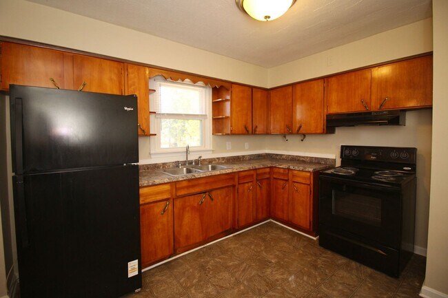Building Photo - Super 3-brm stone ranch with basement in e...