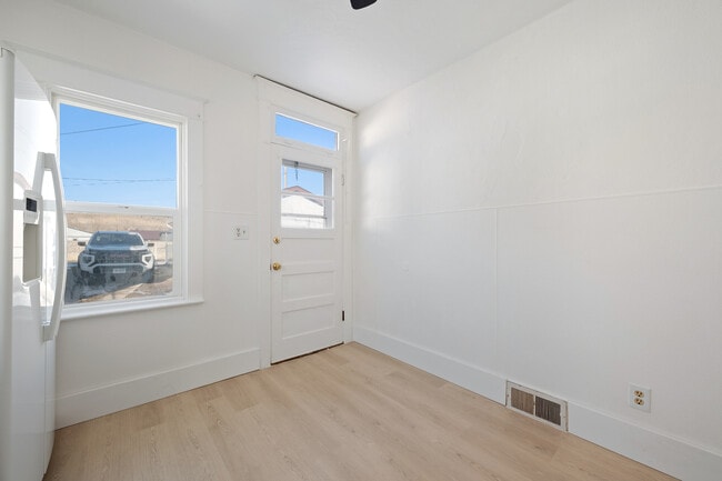 Building Photo - 707 E Front St