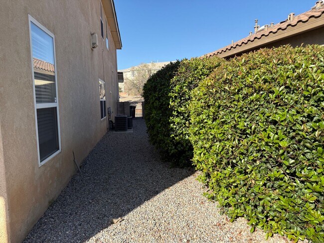 Building Photo - Spacious 4 Br, 2.5 Ba with 2 living areas, loft, kitchen appliances, 2 car garage.
