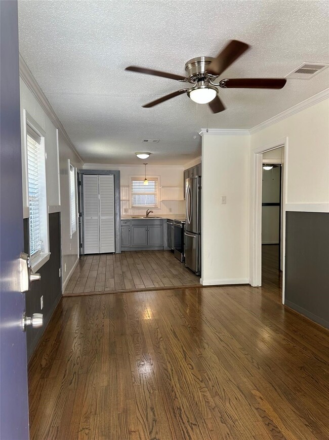 Building Photo - 813 Waverly St