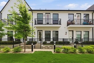 Building Photo - 131 Gdn Ct E