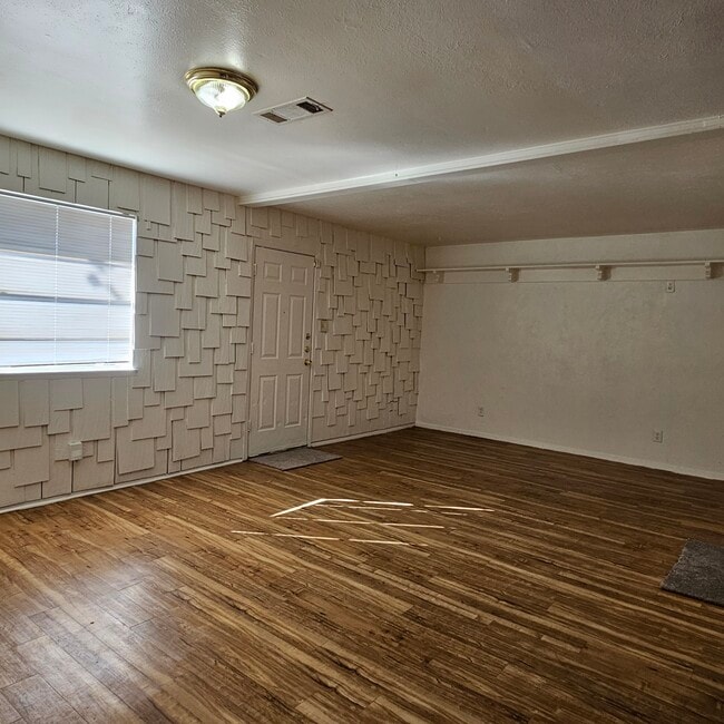 Building Photo - 534 Holly Ln