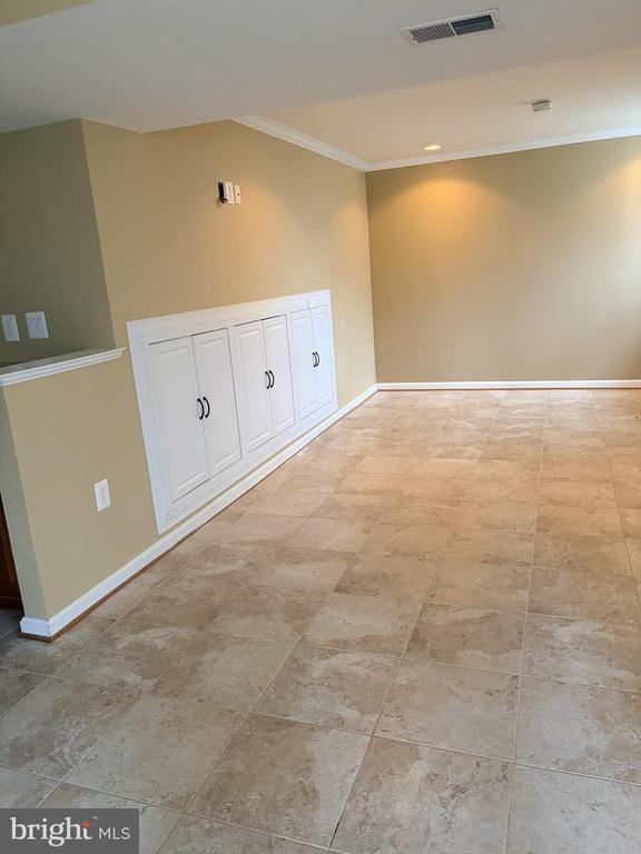 Building Photo - 8050 Settle Ct