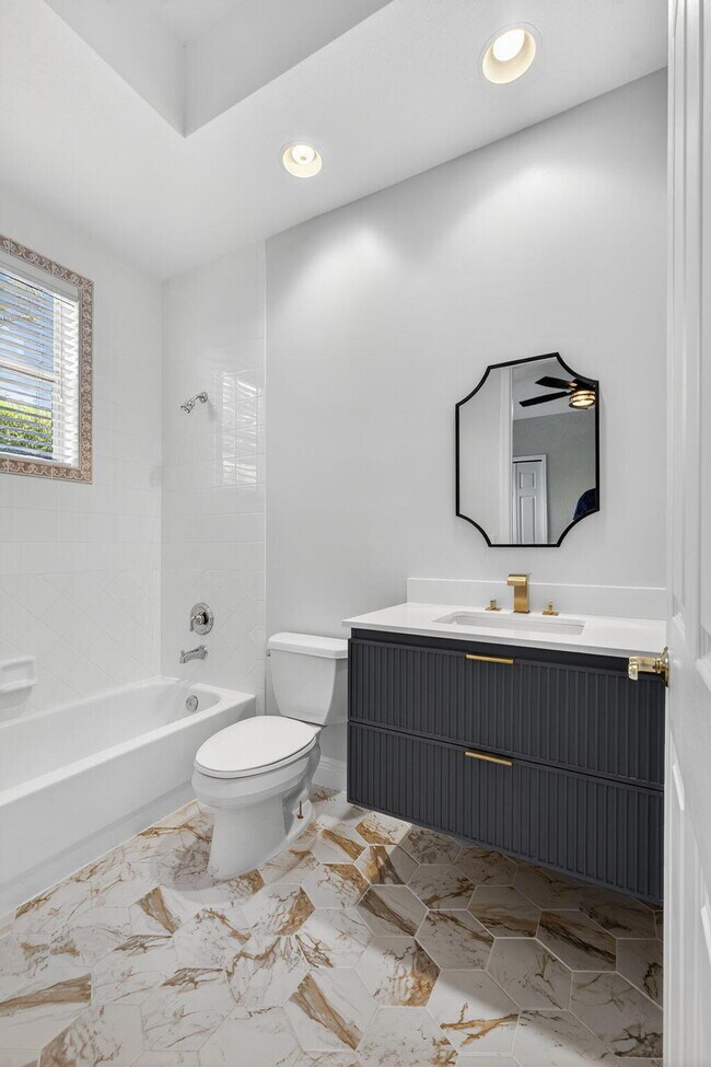 Building Photo - 6778 Oakmont Way