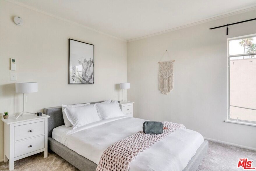 Building Photo - 8420 1/2 Fountain Ave