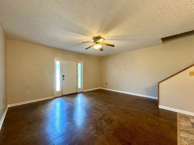 Building Photo - 2/1.5 1400sqft Townhouse with Water, Trash...