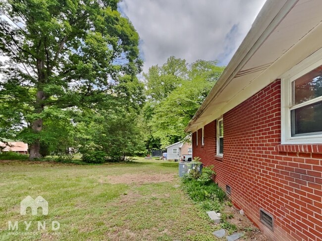 Building Photo - 1932 Normandy Rd