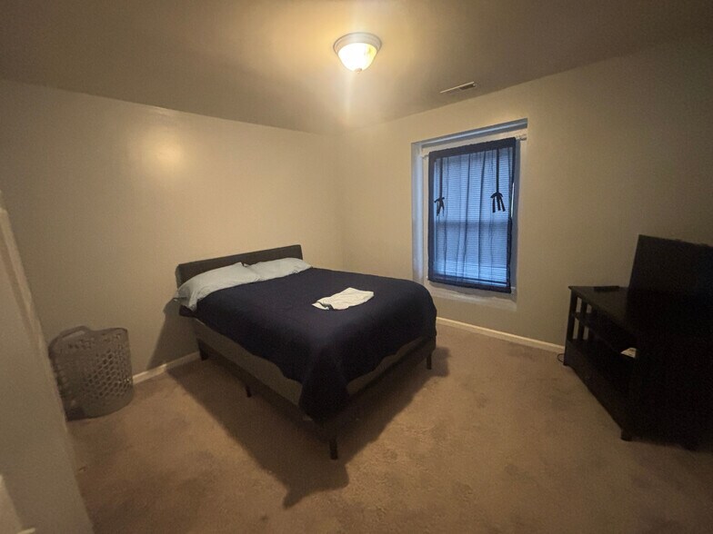 Building Photo - Room in House on Milpass Dr