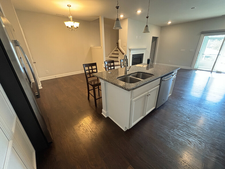 Building Photo - Room in Townhome on Farm Pond Trail