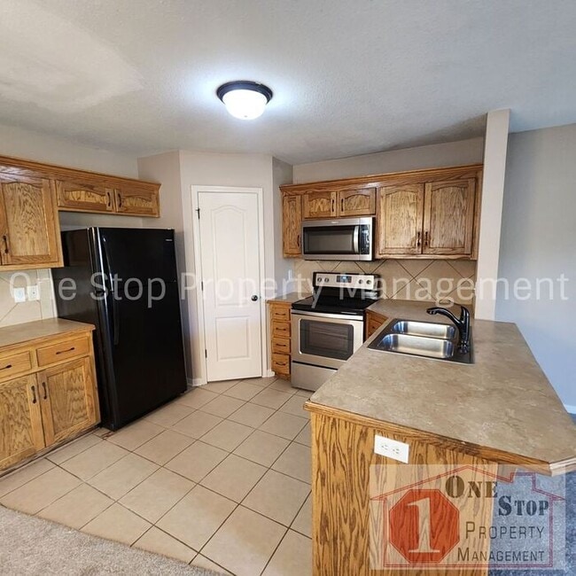 Building Photo - Generously Sized 3 bedroom, 2.5 bathroom i...