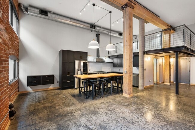Building Photo - Gorgeous Fully Furnished Condo in Downtown...