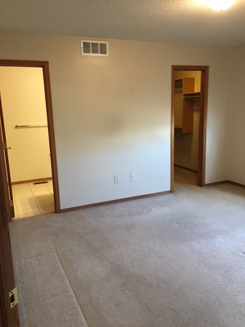 Master with bathroom and walk-in closet - 3902 N Pepper Ridge St