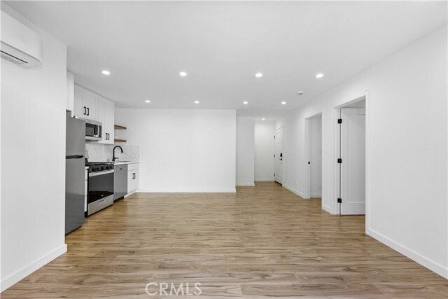 Building Photo - 742 S Stanley Ave