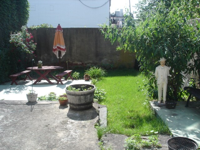 Private Garden - 475 Monmouth St