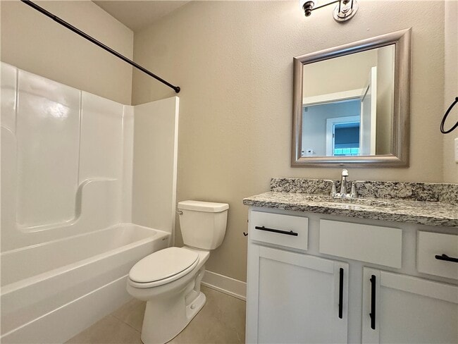 Building Photo - 811 NE Hts Ln