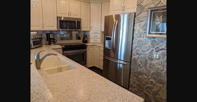 Kitcken 2 - 1507 Cleveland Rd E