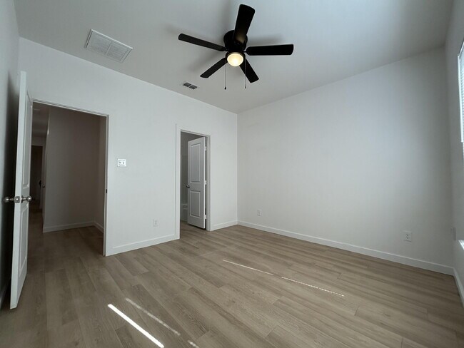 Building Photo - 5703 Kemper St