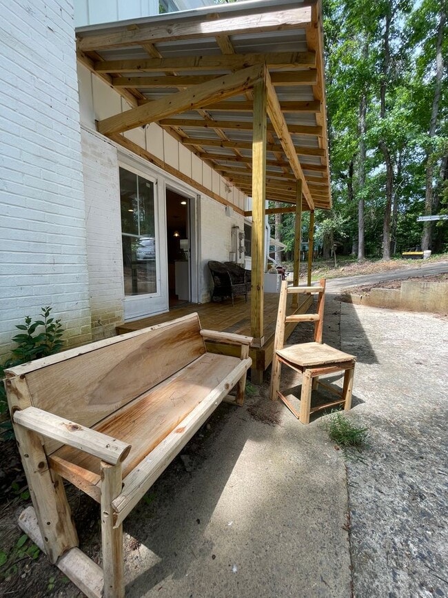 Building Photo - Big and Beautiful House with attached 1br ...