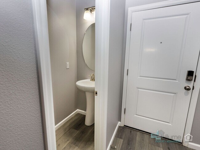 Building Photo - Spacious 4 Bedroom Home with Solar Power N...