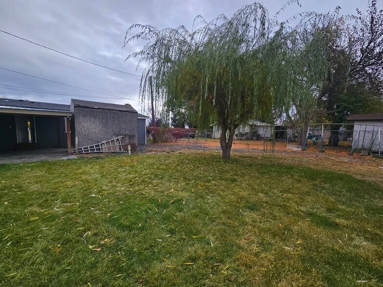 Building Photo - 614 S Andes Rd