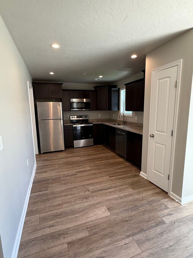 Building Photo - 3 Bedroom & 2.5 Bathroom Townhouse in Carlisle!