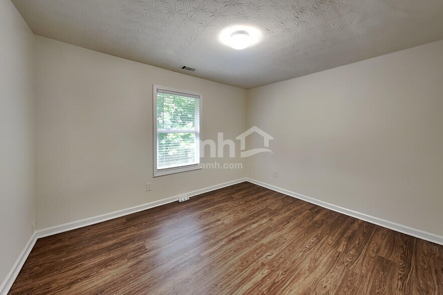 Building Photo - 413 Marsh Lake Rd SE