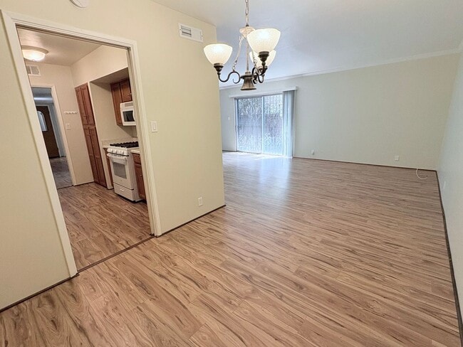 Building Photo - Lovely 2 Bedroom and 2 Bathroom Condo w/ Den! Lots of Space! *SPECIAL OFFER 1/2 Off First Month's...