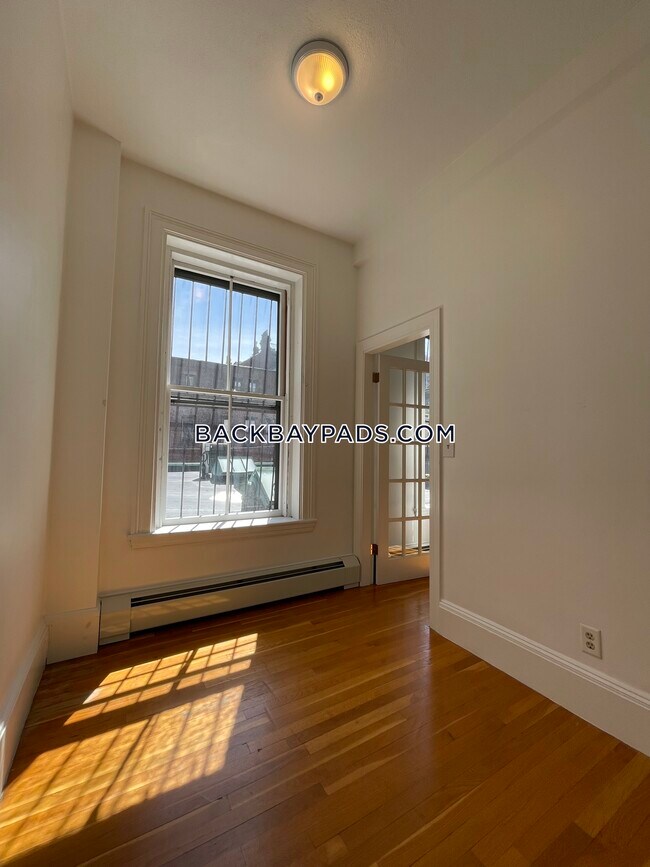 Building Photo - 370 Marlborough St