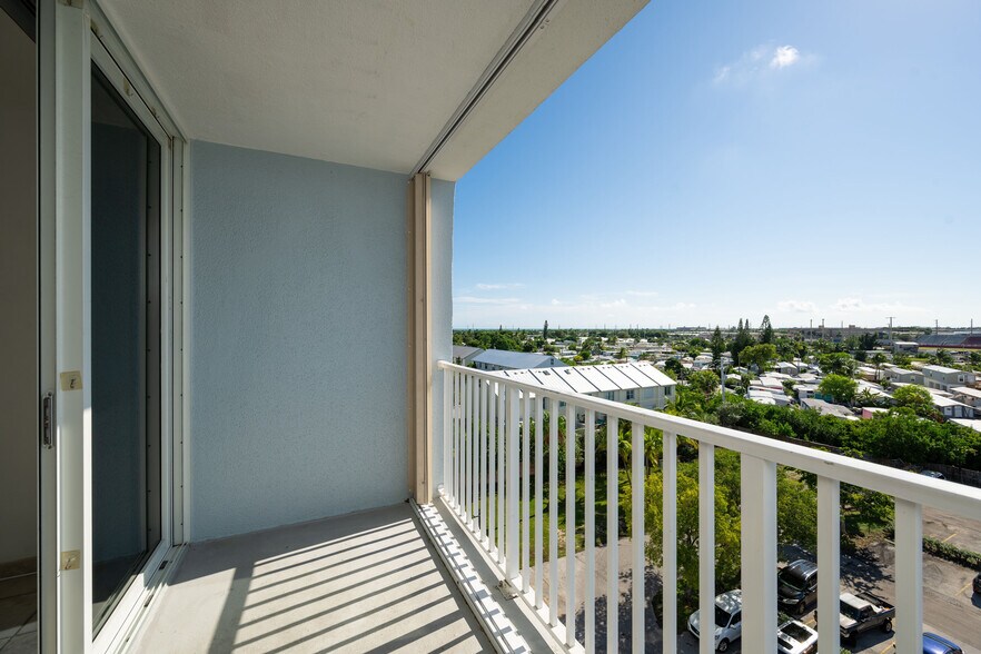 Enclosed balcony - 3312 Northside Dr