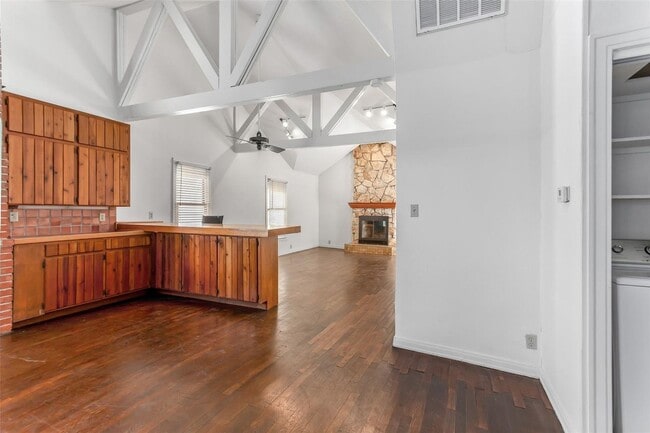 Building Photo - Charming 2-Bedroom, 1/5-Bath Home in Little Forest Hills