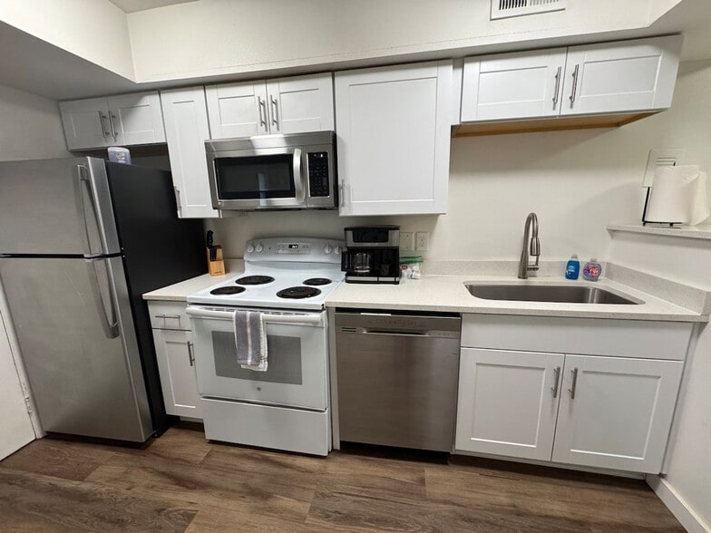 Building Photo - 626 Jack Stephens Dr