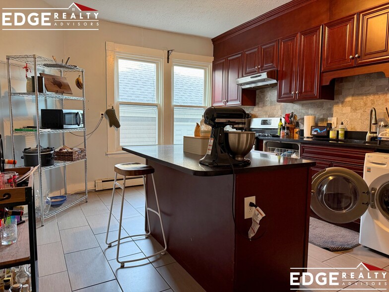 Building Photo - 471 Cambridge St