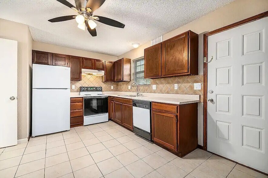 Building Photo - 200 NE Woods Chapel Rd