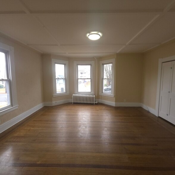 Primary Photo - 121 Northampton Ave