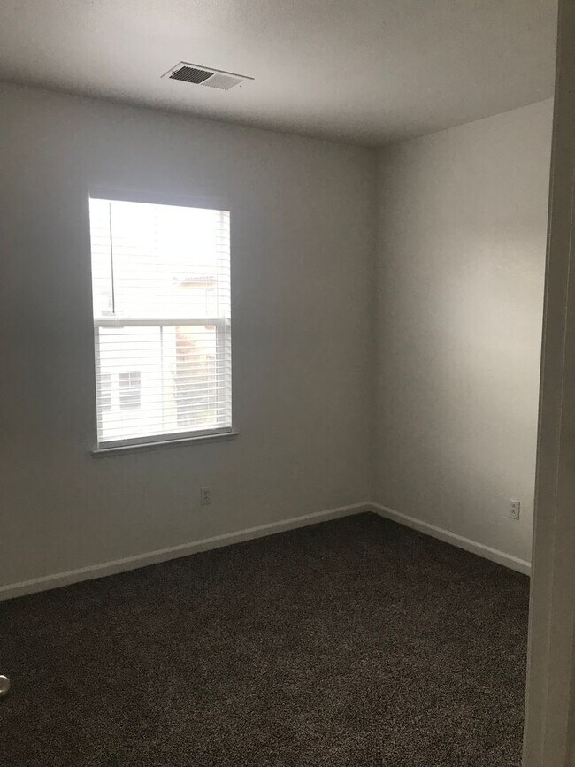 Building Photo - 4BR|2.5BA Townhome w/Garage|Yard|Water |Se...